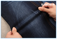As calças de brim coloridas da parte traseira esticam a tela da sarja de Nimes para caneleiras magros